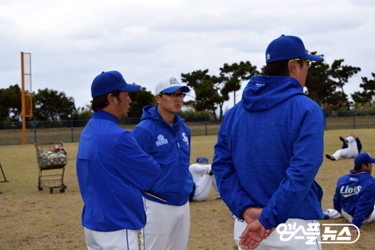 시라사카 코치(사진 맨 왼쪽)는 권오원 트레이닝 코치와 협력해 건강한 삼성을 만드는 데 주력할 계획이다(사진=엠스플뉴스 김원익 기자)