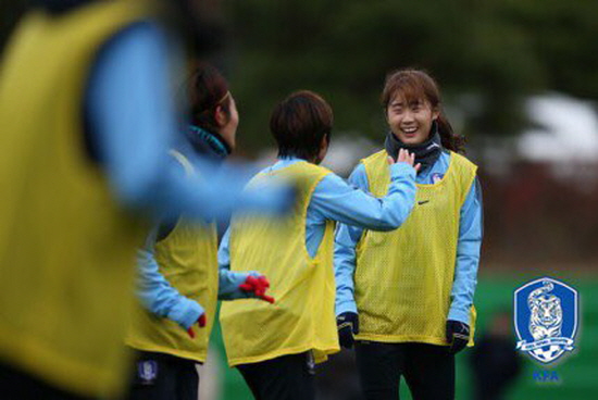 (사진 맨 오른쪽) 서현숙이 여자 축구 대표팀에서 훈련 도중 미소짓고 있다(사진=대한축구협회)
