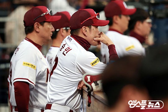 박승민 코치가 투수들의 경기를 지켜보고 있다(사진=넥센).