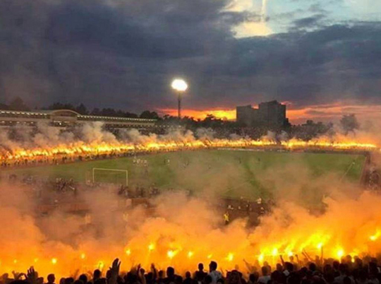 경기장을 두른 불꽃 무리가 하늘을 환하게 수놓았다(출처=트위터)