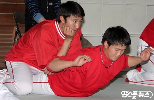 (좌로부터)함께 훈련하는 제춘모 퓨처스 투수코치와 김태훈(사진=SK)