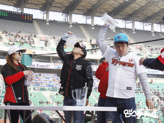 4월 2일 인천에서 열린 W매치 당시 '맥주 빨리 마시기' 이벤트 장면(사진=SK).