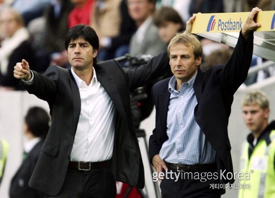 2006 월드컵 당시 클리스만을 보좌한 뢰브(사진 右=뢰브, 출처=게티이미지 코리아)