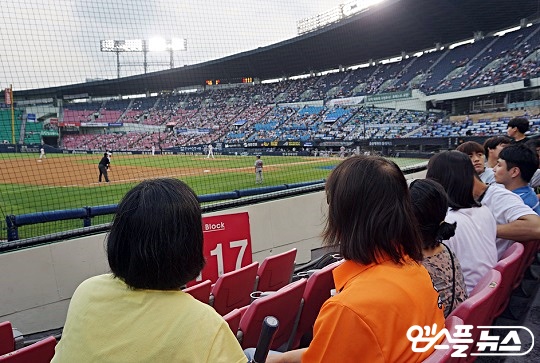 시각장애인 전양호 씨(왼쪽에서 두 번째)가 야구 관람을 즐기고 있다(사진=엠스플뉴스 김근한 기자)