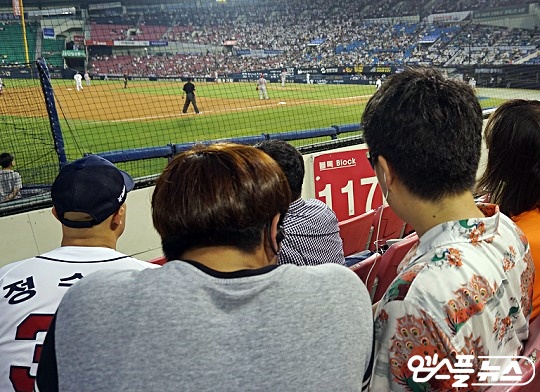 원희승 씨(가운데)가 해설과 함께 야구를 즐기고 있다(사진=엠스플뉴스 김근한 기자)