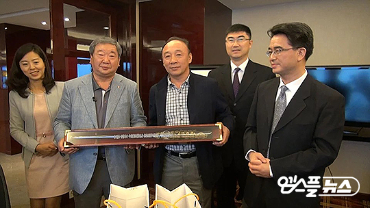 CBL리그 개막전에서 기념 배트를 교환하는 구본능 KBO 총재와 레이쥔 중국봉구협회장