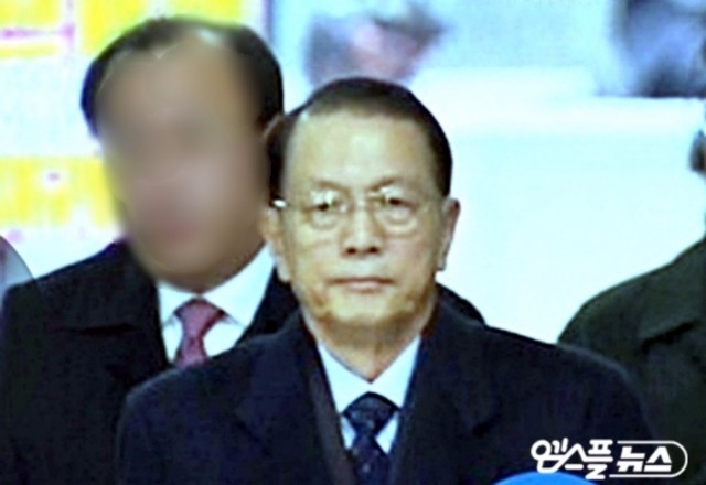 김기춘 전 KBO 총재(사진 가운데)를 수행하는 윤 모 씨(사진 왼쪽)(사진=MBC)