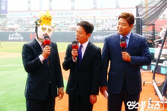 이종범 전 한화 코치가 MBC 예능프로그램 '복면가왕'에 출연했을 당시 착용했던 가면을 쓰고 중계 오프닝을 하면 장면(사진=알렉스 김)