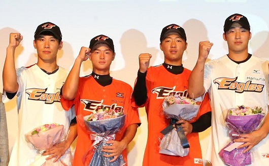 '2015 2차 신인 드래프트' 지명 당시 나란히 한화 유니폼을 입은 김민우와 김범수(사진 맨 오른쪽부터)(사진=한화)