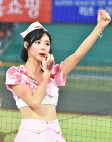 S-girl] '박기량이 인정한' 송윤화, 차세대 롯데 대표 치어리더 < 국내야구 < 야구 < 기사본문 - 스포츠춘추