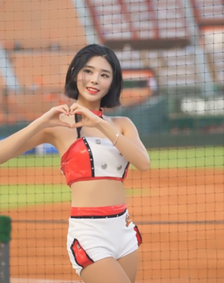 S-girl] '박기량이 인정한' 송윤화, 차세대 롯데 대표 치어리더 < 국내야구 < 야구 < 기사본문 - 스포츠춘추