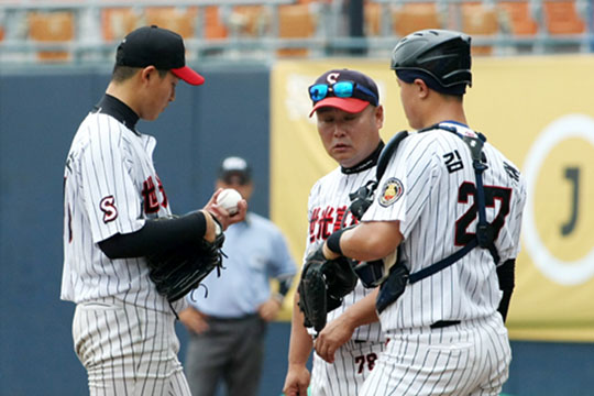 김형준(오른쪽)은 KIA 1라운더 김유신(왼쪽)과 함께 2차 1라운드 지명을 받았다(사진=대한야구소프트볼협회)