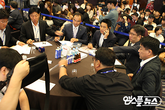 지명회의에 참석한 SK 구단 관계자들(사진=엠스플뉴스 전수은 기자)