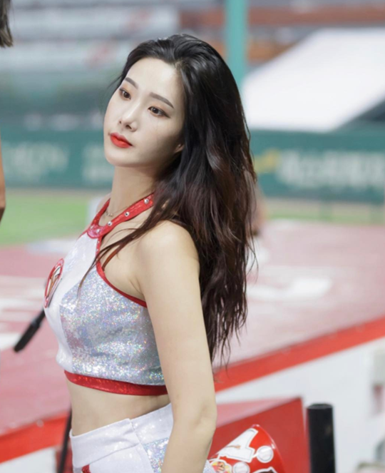 S-girl] 'SK 치어리더' 김현지, 이목 집중시키는 '모델급 자태' < 국내야구 < 야구 < 기사본문 - 스포츠춘추