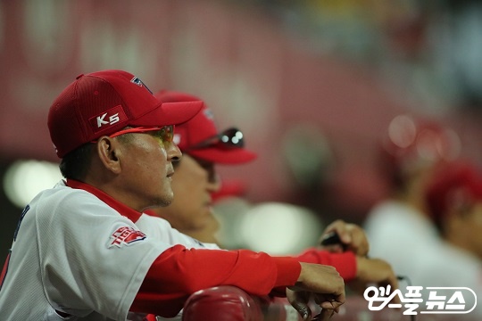 김기태 감독이 9월 19일 광주 SK전에서 걱정스럽게 경기를 지켜보고 있다. 수비 실책으로 아쉬움이 큰 경기였다(사진=엠스플뉴스)