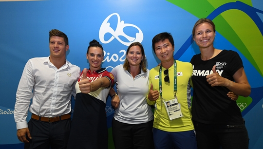 (사진 왼쪽부터) 2016년 리우 올림픽때 선출된 선수위원들. 헝가리 수영 선수 출신 다니엘 규르타, 러시아 미녀새 옐레나 이신바에바, 미국 안젤라 루기에로 IOC 선수위원회 의장, 유승민, 독일 브리타 하이데만이 기념사진을 촬영했다(사진=IOC)
