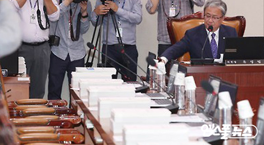국회 국정감사에 대한축구협회 김호곤 부회장이 불출석 의사를 알렸다. 사진은 지난해 교문위 국감 당시 텅 빈 증인석(사진=MBC)