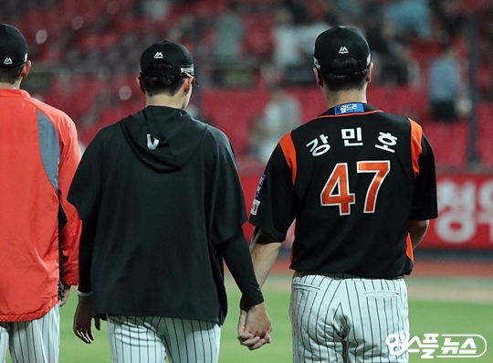 (좌로부터)박세웅, 강민호. 롯데는 변화하고 있다. 특히 신·구의 조화는 올 시즌 롯데의 강점으로 꼽혔다(사진=엠스플뉴스)