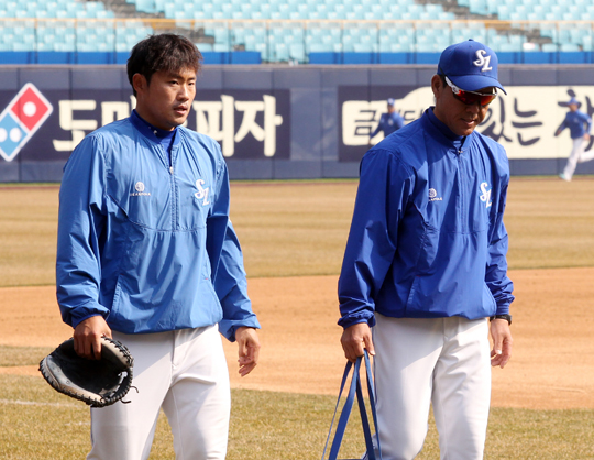 세리자와 유지 코치는 올 시즌 김한수 삼성 감독을 비롯한 코칭스태프와 소통문제가 있었다(사진=삼성)