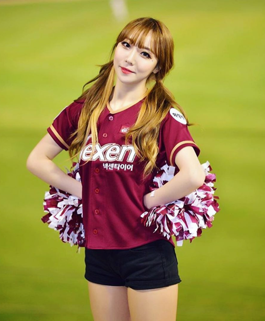 S-girl] kt 치어리더 박민지, 170cm+흰 피부 갖춘 '응원하는 마네킹' < 국내야구 < 야구 < 기사본문 - 스포츠춘추