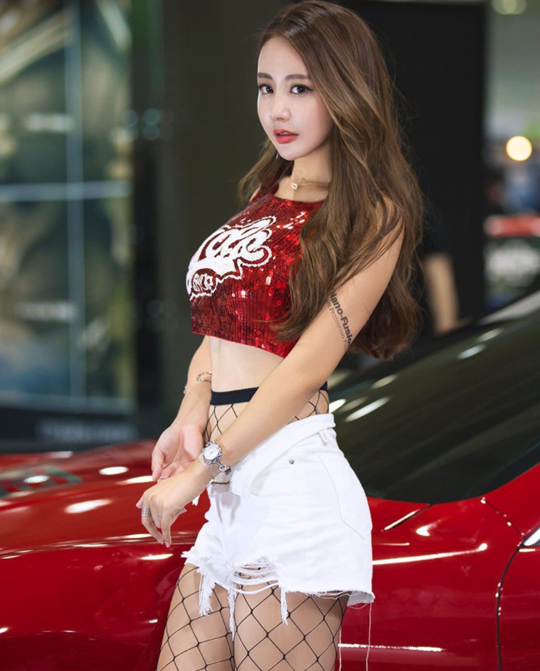 섹시한 매력을 발산하는 모델 김미진(사진=인스타그램)