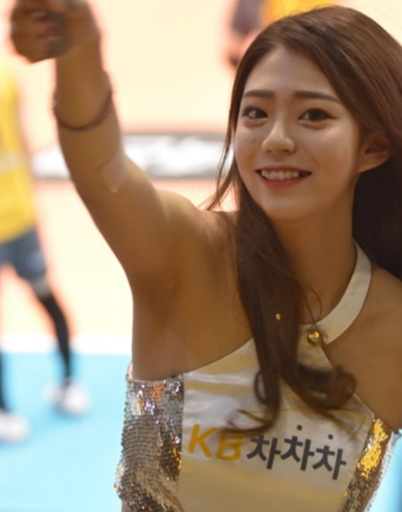 S-girl] '여고생 치어리더' 김나영, 그린 엔젤스의 귀요미 막둥이 < 프로농구 < 농구 < 기사본문 - 스포츠춘추