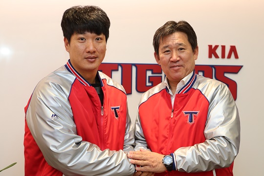 김주찬(왼쪽)과 조계현 단장(오른쪽)이 맞잡은 두 손이 따뜻해 보인다(사진=KIA)