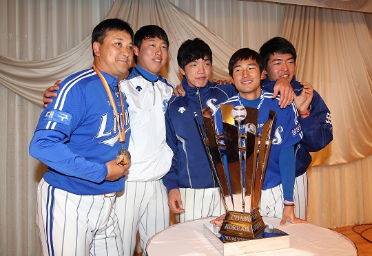 2012년 한국시리즈 우승 뒤 오치아이 코치가 축승회에 참가해 선수들과 기념 사진을 찍고 있다. 오치아이 코치는 2012시즌을 끝으로 삼성을 떠났다(사진=삼성)