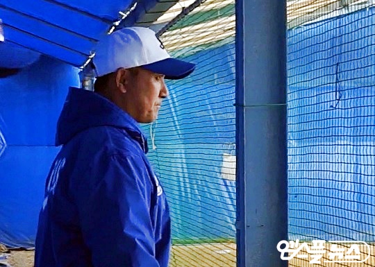 오치아이 코치가 매의 눈으로 불펜 투구하는 투수들을 지켜보고 있다(사진=엠스플뉴스 김근한 기자)
