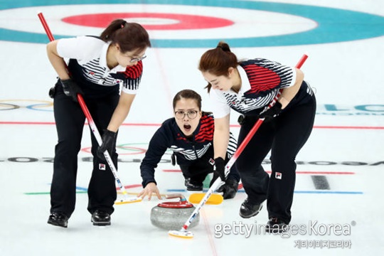 상승세를 높여나가는 한국 여자 컬링 대표팀(사진=게티이미지 코리아)