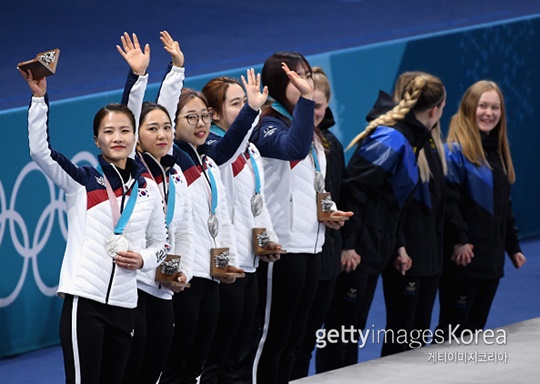 한국 최초로 올림픽 메달을 목에 건 컬링 여자대표팀(사진=게티이미지 코리아)