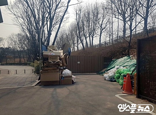 잠실야구장 청소 용역 업체는 분리수거 된 쓰레기를 이 적환장 앞까지 전달한다(사진=엠스플뉴스 김근한 기자)