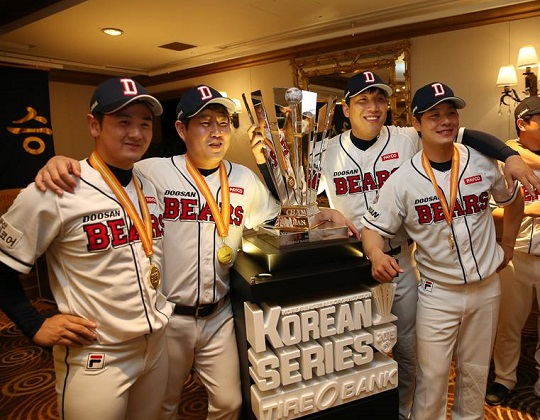 2015년 한국시리즈 우승 당시 2006년 입단 동기들과 함께 찍은 사진(사진=두산)