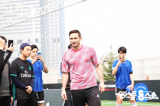 풋살 경기를 통해 한국 팬들과 시간을 가진 램파드(사진=엠스플뉴스)