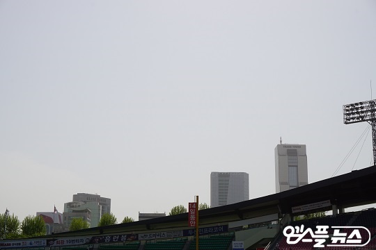 잿빛 하늘이 된 서울 잠실구장 전경(사진=엠스플뉴스 김근한 기자)