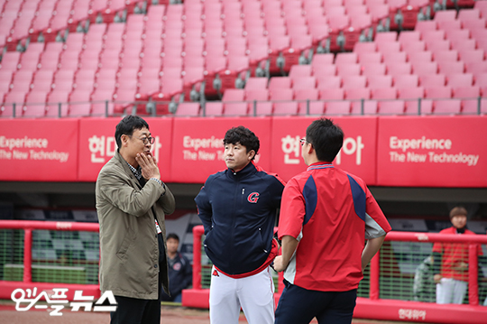 김용희 위원(왼쪽)이 양팀 매니저를 불러 우천취소 결정을 전하고 있다(사진=엠스플뉴스)