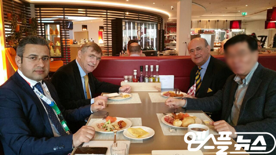 지난해 3월 ISU 쇼트트랙 대회가 끝난 뒤 식사를 함께 하고 있는 ISU 얀 디케마 회장과 스토이체브 집행위원(사진 뒤 왼쪽, 오른쪽).