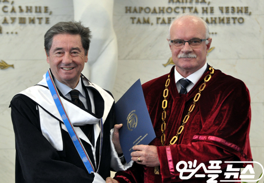 친콴타 전 ISU 회장이 불가리아 대학으로부터 명예박사 학위를 받는 장면. ISU의 최대 관심사는 2018년 6월에 있을 총회에서 누가 새 ISU 회장이 되느냐와 누가 친콴타의 뒤를 이어 ISU 몫의 IOC 위원이 되느냐다(사진=엠스플뉴스)