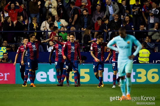 레반테에 충격적인 패배를 당하며 무패우승이 좌절된 바르셀로나(사진=게티이미지 코리아)