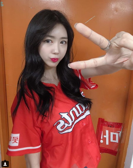 S-girl] '박기량 절친' 치어리더 조윤경, 사직의 에너자이저 < 국내야구 < 야구 < 기사본문 - 스포츠춘추