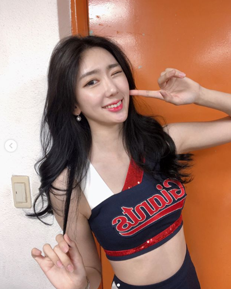 S-girl] '박기량 절친' 치어리더 조윤경, 사직의 에너자이저 < 국내야구 < 야구 < 기사본문 - 스포츠춘추