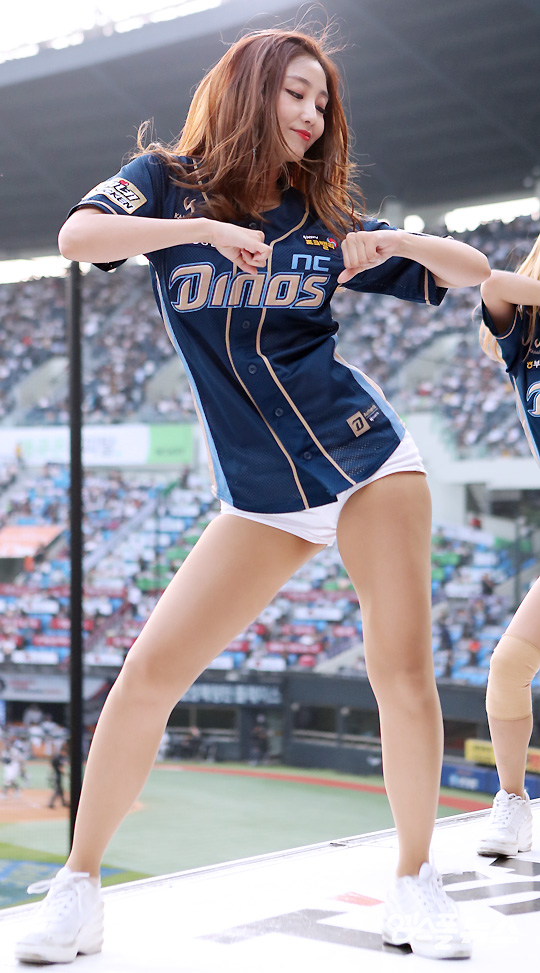 줌 in 포토+] '프로야구 최고의 미녀' 윤요안나 치어리더! < 국내야구 < 야구 < 기사본문 - 스포츠춘추