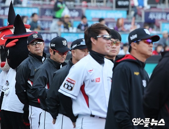 KT 김진욱 감독이 최근 극심한 부진에 빠진 팀 분위기 반등을 위해 1군과 2군 코치진 대규모 개편을 결정했다(사진=엠스플뉴스)