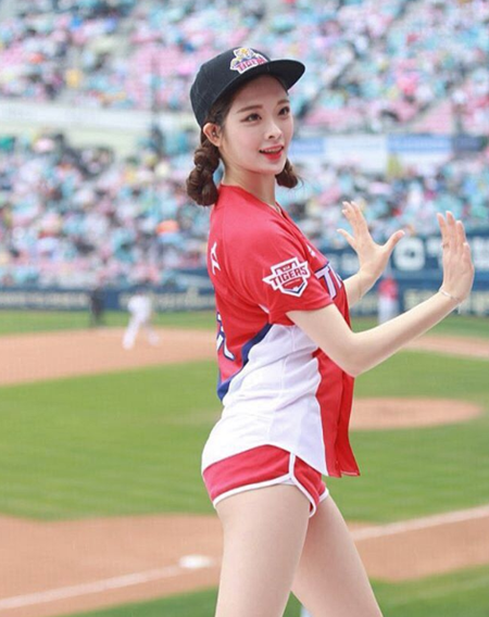 S-girl] 'KIA 아이돌' 치어리더 김혜수, 야구장 베이글녀 등극 < 국내야구 < 야구 < 기사본문 - 스포츠춘추