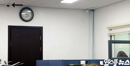 목동빙상장 1층 운영부 사무실 출입구 반대편에 붙어 있는 CCTV 카메라(사진=엠스플뉴스)