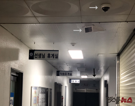 서울시체육회가 운영하는 목동실내빙상장엔 수많은 CCTV 카메라가 작동한다. 특히나 소장실 주변으로 CCTV가 각도별로 설치돼 있다. 사진은 소장실 주변에 설치된 3대의 감시 카메라. 사진 반대편에도 CCTV 카메라가 비추고 있다(사진=엠스플뉴스)