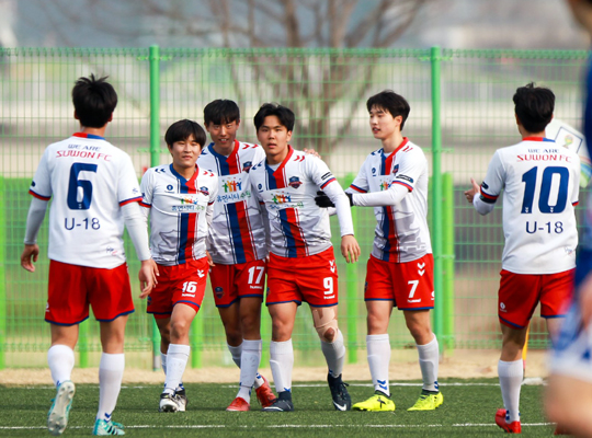 골을 넣고서 기뻐하는 수원 FC 'U-18'팀 학생선수들(사진=수원 FC)