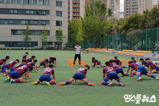 본격적인 훈련에 앞서 몸을 풀고 있는 수원 FC 'U-18' 학생선수들(사진=엠스플뉴스 박찬웅 기자)