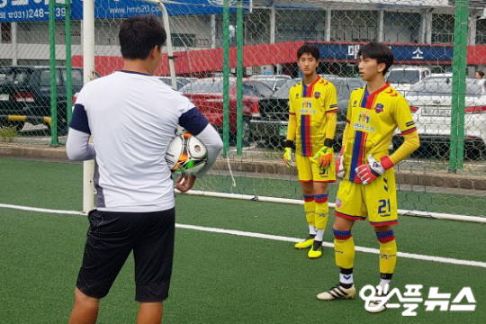 이승환 골키퍼 코치와 대화를 나누고 있는 수원 FC 'U-18' 학생선수들(사진=엠스플뉴스 박찬웅기자)