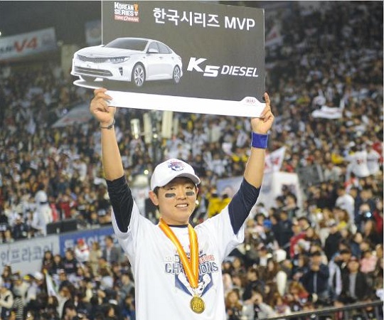 2015년 한국시리즈에서 맹활약을 펼치는 정수빈은 생애 첫 한국시리즈 MVP를 수상했다. 올 시즌에도 그 영광을 다시 맛보고 싶은 게 정수빈의 마음이다(사진=두산)